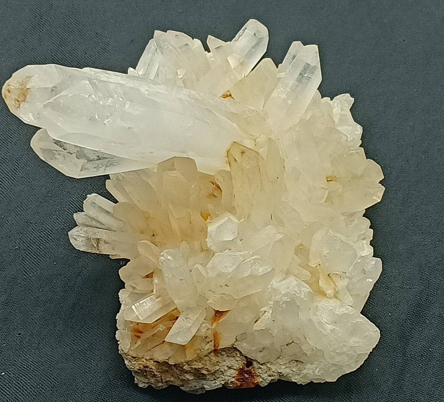 Single beautiful well terminated quartz Crystals Cluster 327 graams