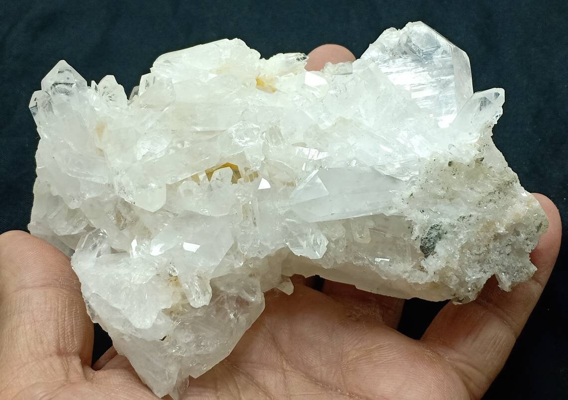 Single beautiful Quartz Crystals cluster with some Faden lines 438 grams