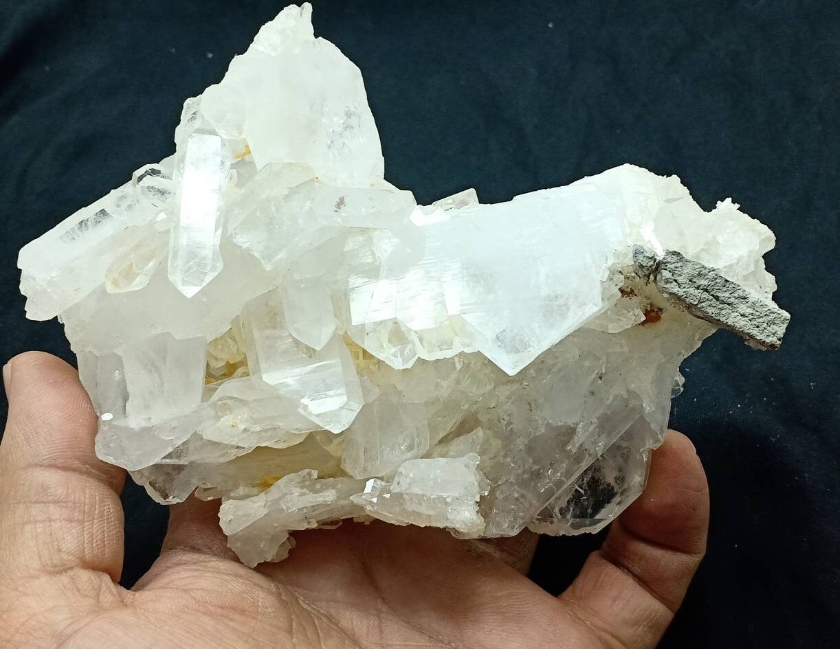 Single beautiful Quartz Crystals cluster with some Faden lines 438 grams