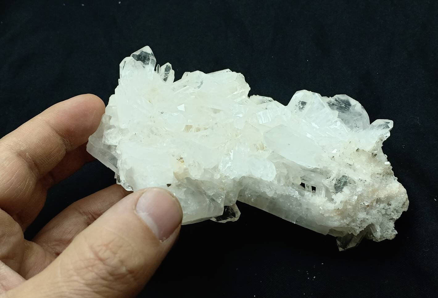 Single beautiful Quartz Crystals cluster with some Faden lines 438 grams