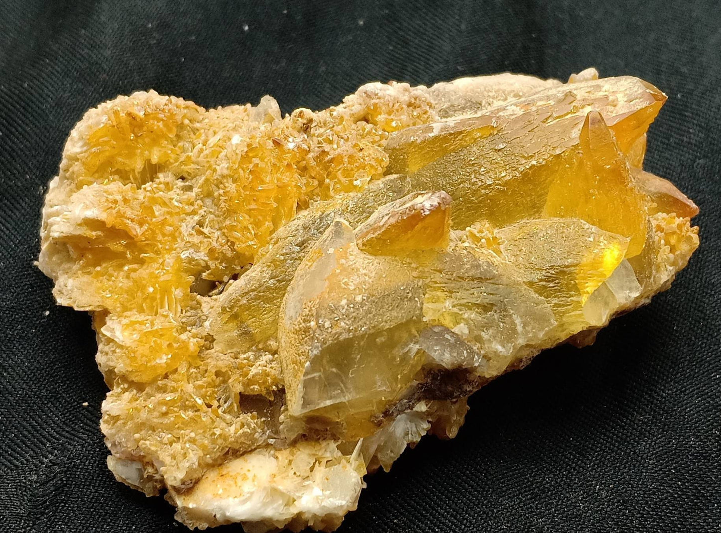 Calcite crystals cluster with Barites 100 grams