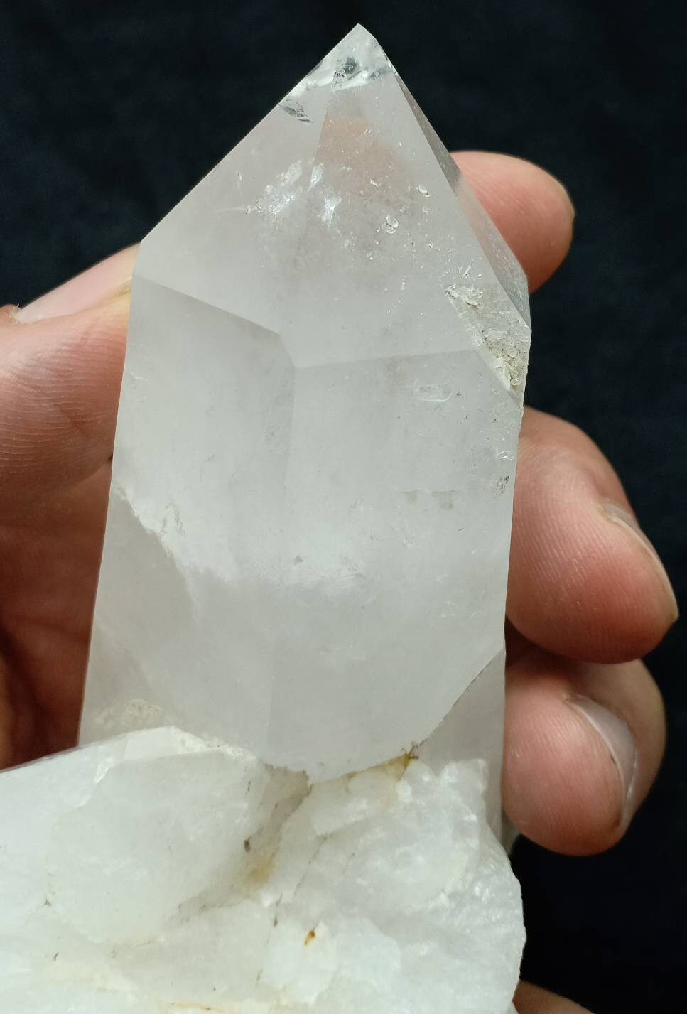 Natural Quartz Crystal self standing 323 grams