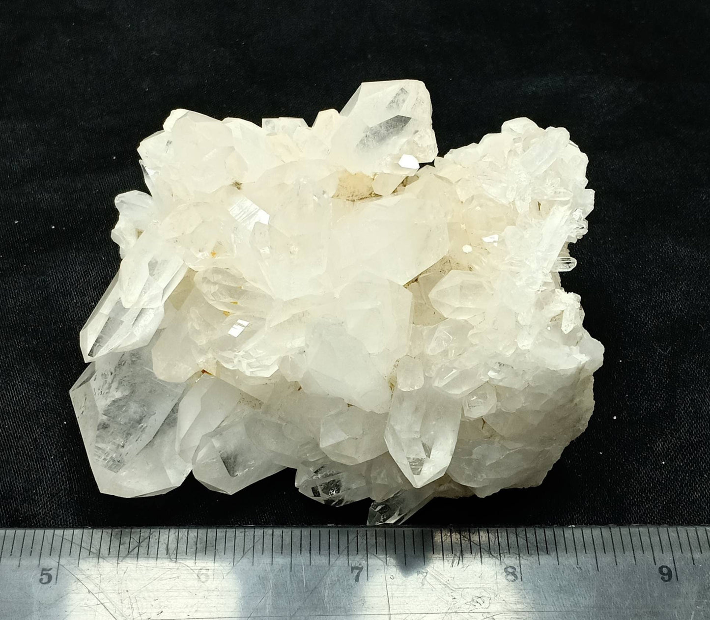 An amazing Quartz Crystals Cluster 304 grams