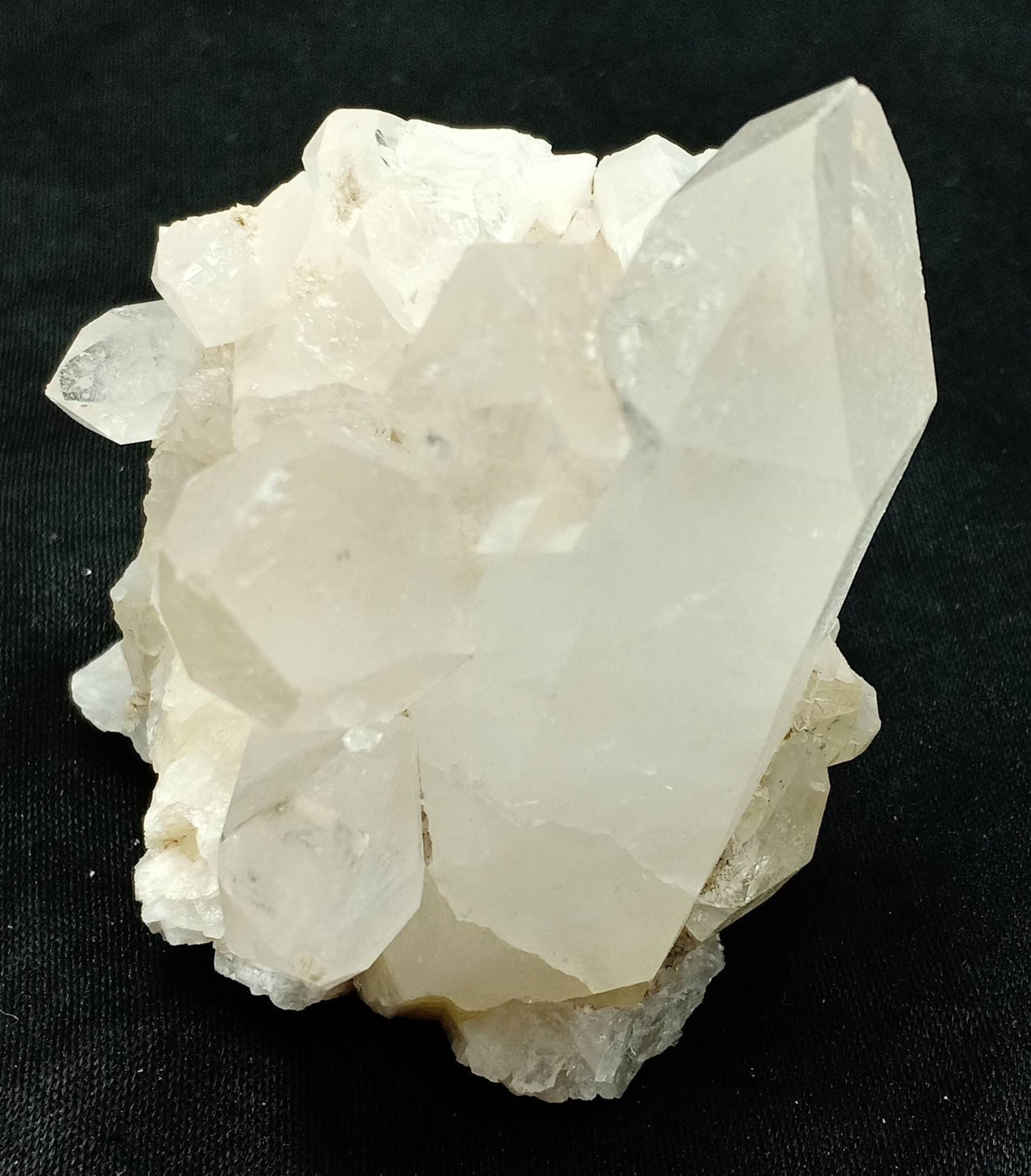 An amazing aesthetic specimen of Terminated quartz Crystals cluster 180 grams