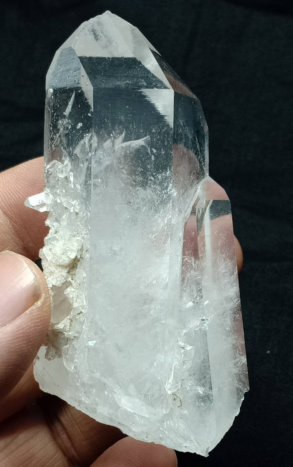 An amazing terminated twin Quartz Crystals specimen 142 grams