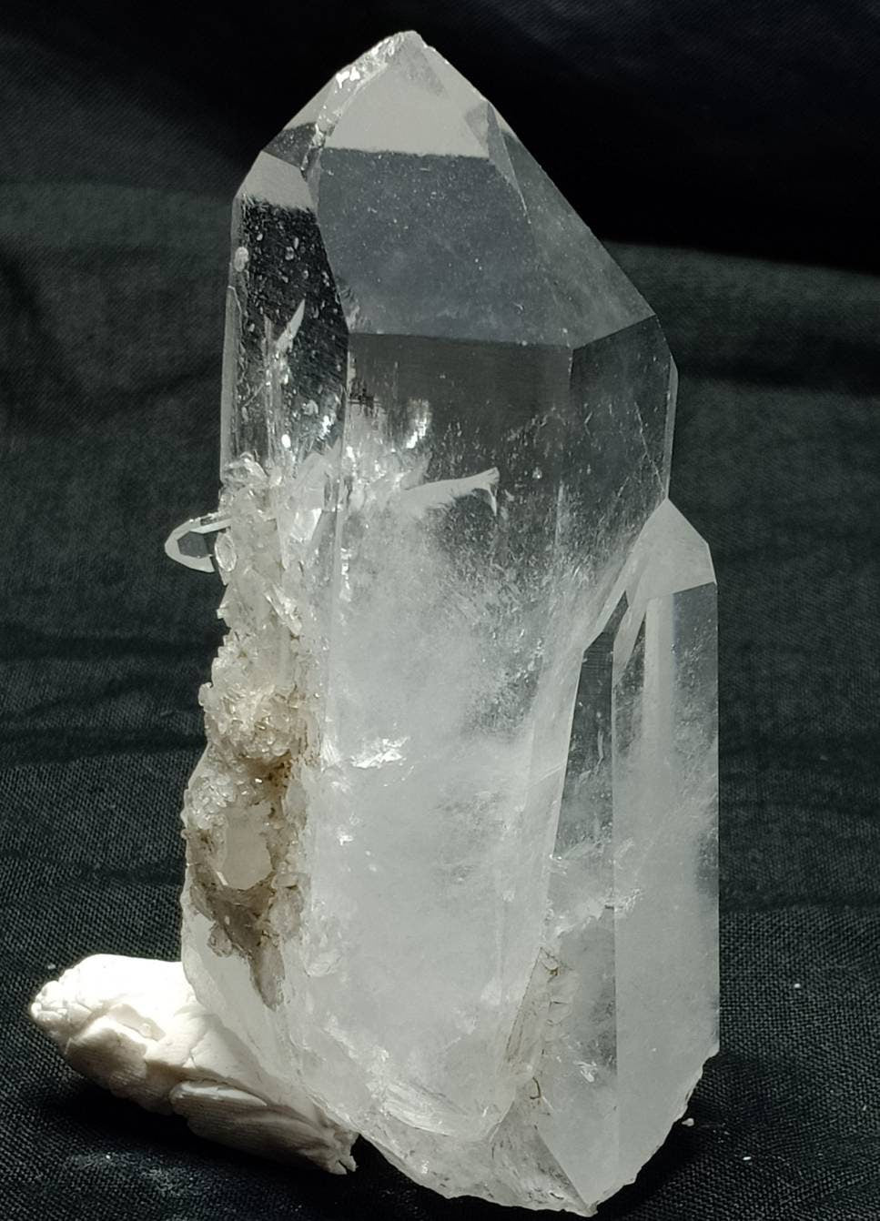 An amazing terminated twin Quartz Crystals specimen 142 grams