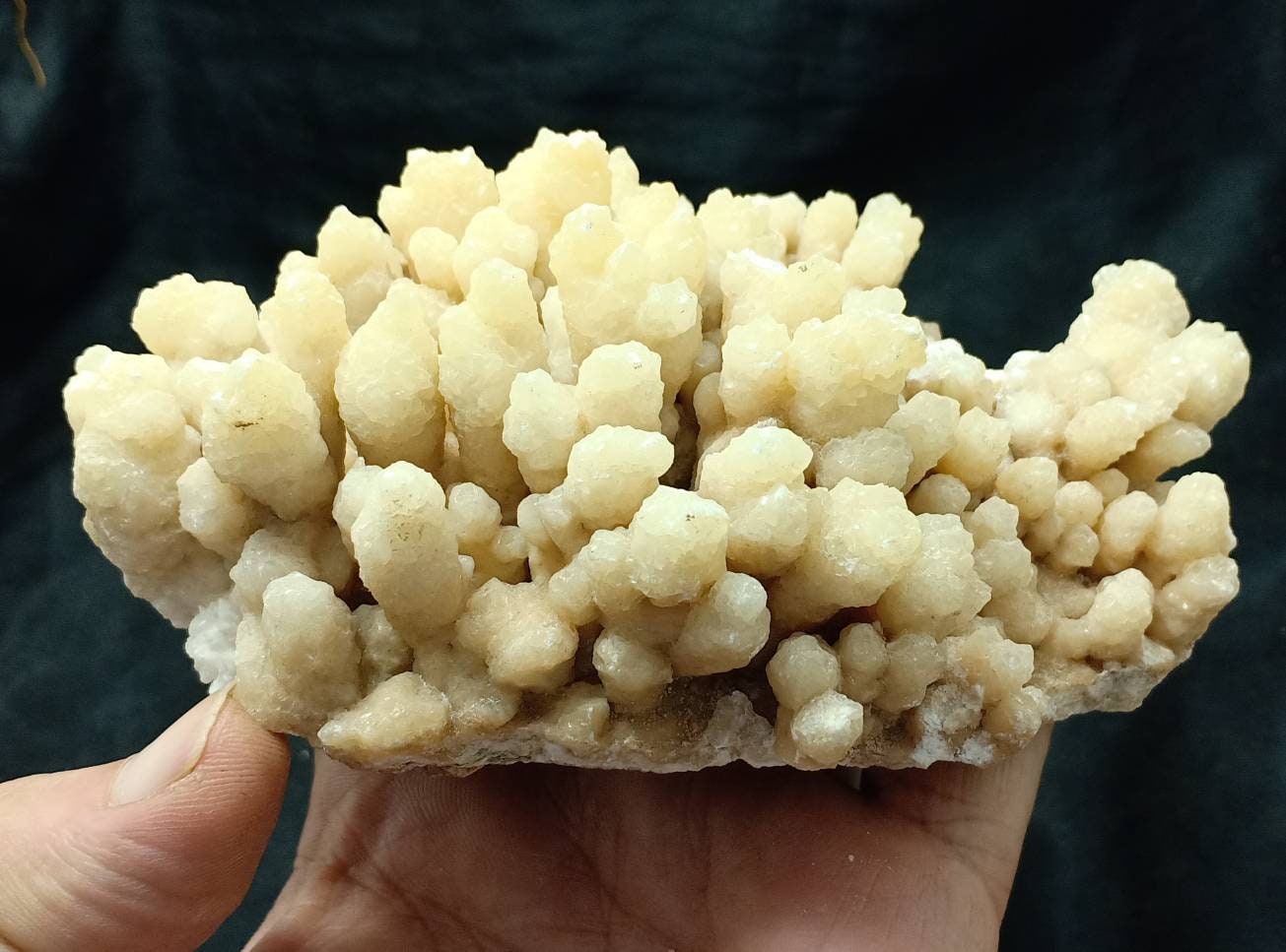 An aesthetic specimen of aragonite flower shape natural terminated crystals 536 grams