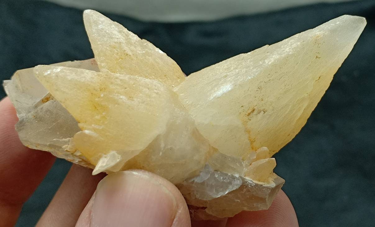 Single beautiful Dogteeth calcite crystals cluster with beautiful terminations with Fluorite combinations 80 grams