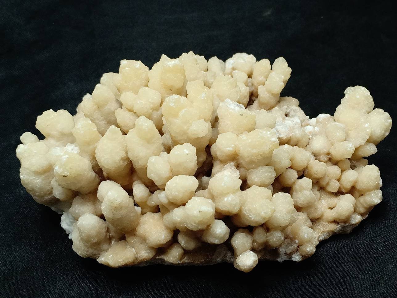 An aesthetic specimen of aragonite flower shape natural terminated crystals 536 grams