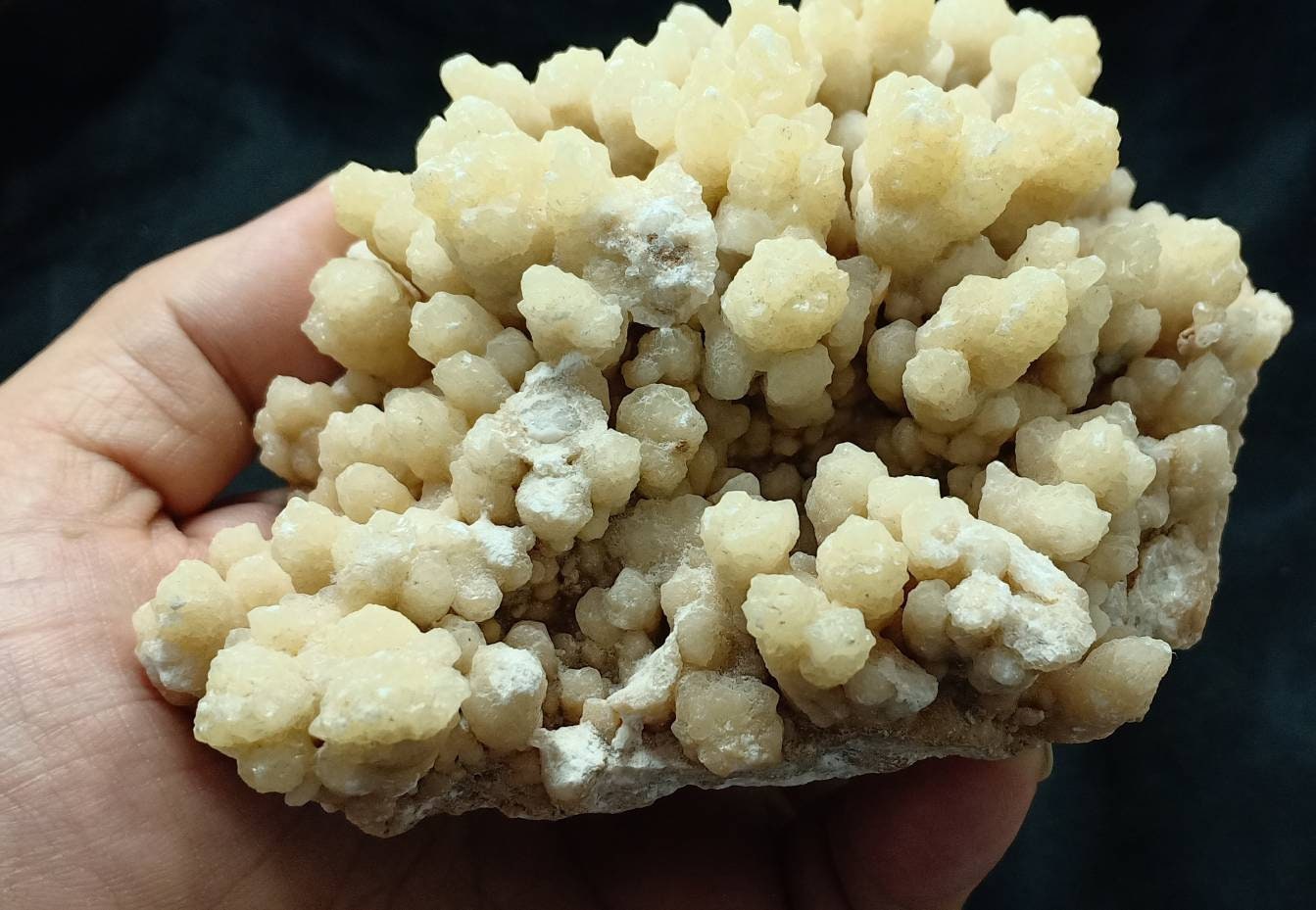 An aesthetic specimen of aragonite flower shape natural terminated crystals 536 grams