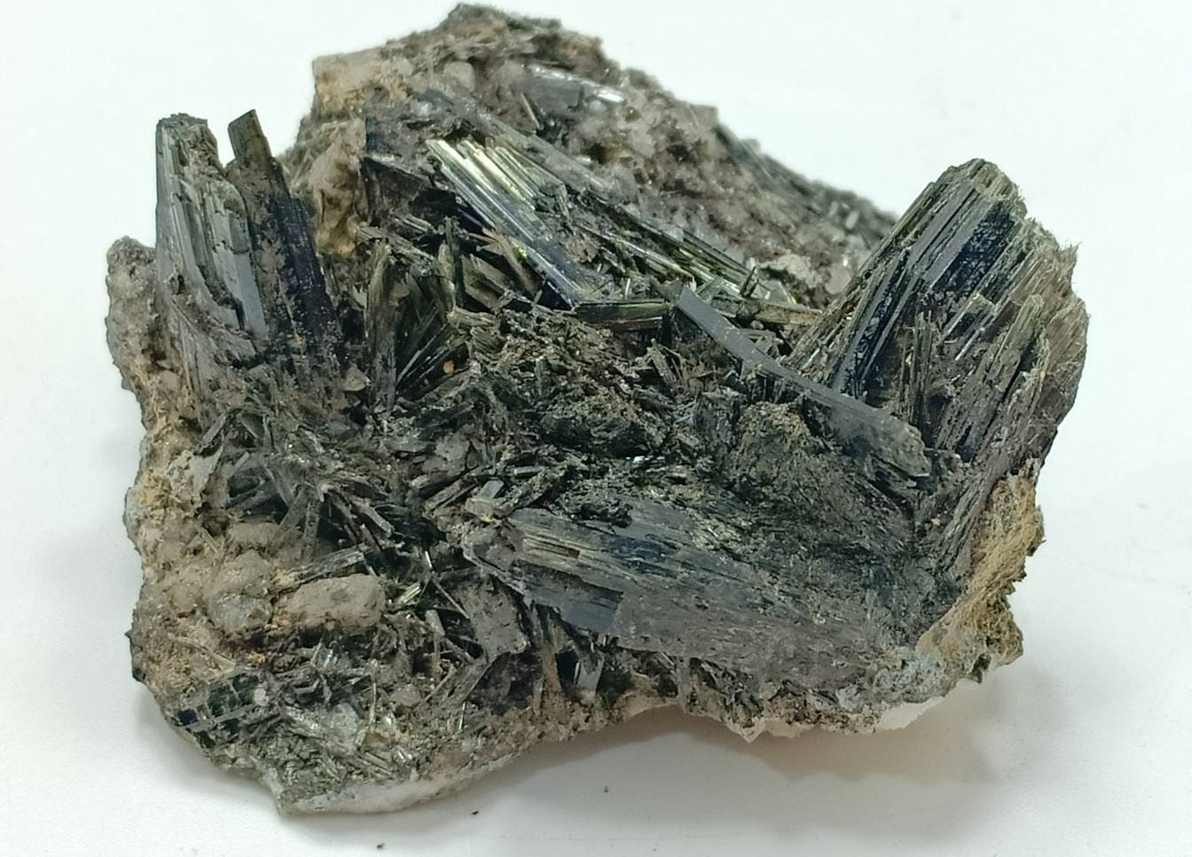 Aegirine crystals specimen 32 grams
