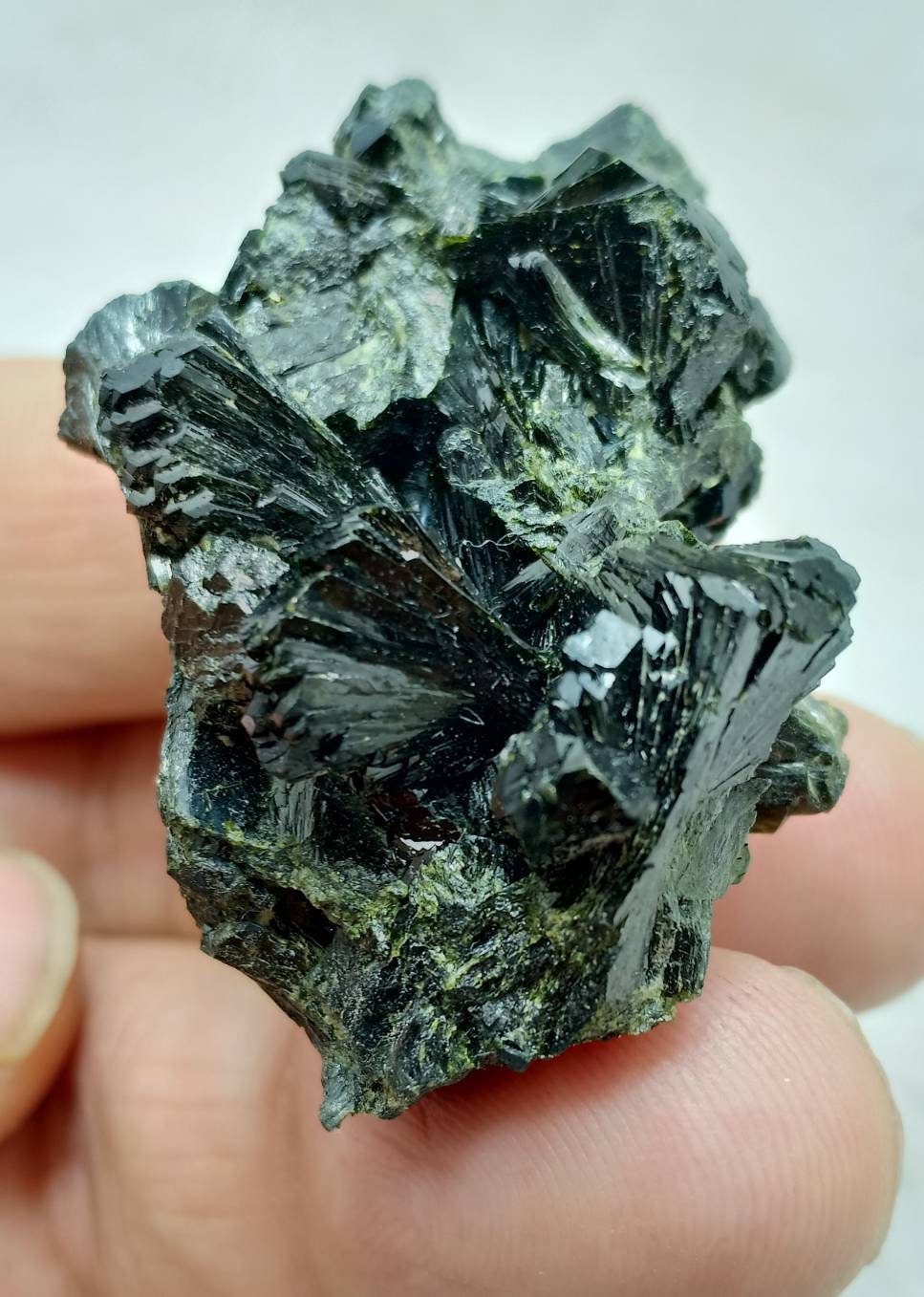 Bow tie Epidote cluster with beautiful terminations 42 grams