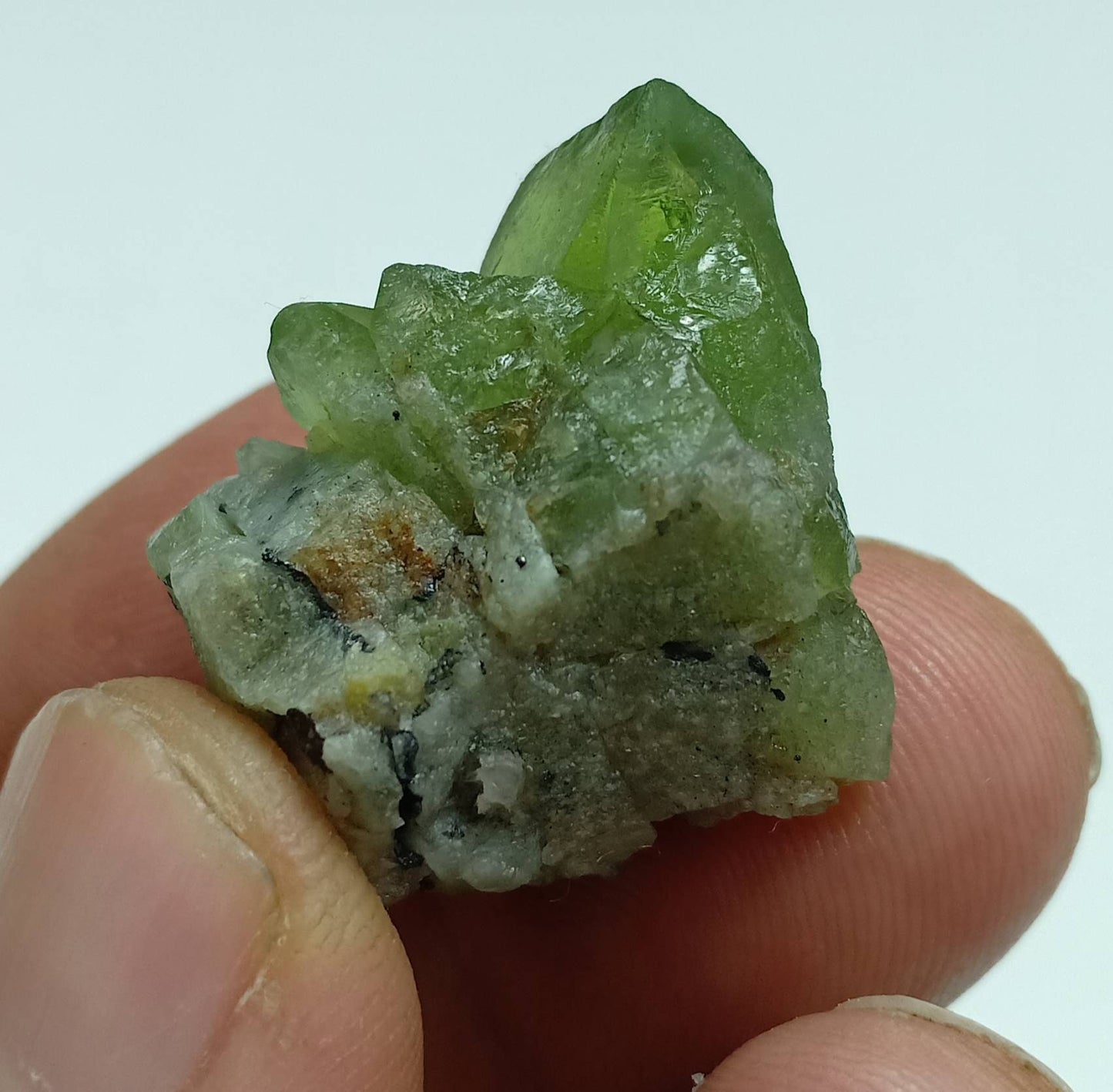 Peridot crystals specimen with magnetite 18.5g