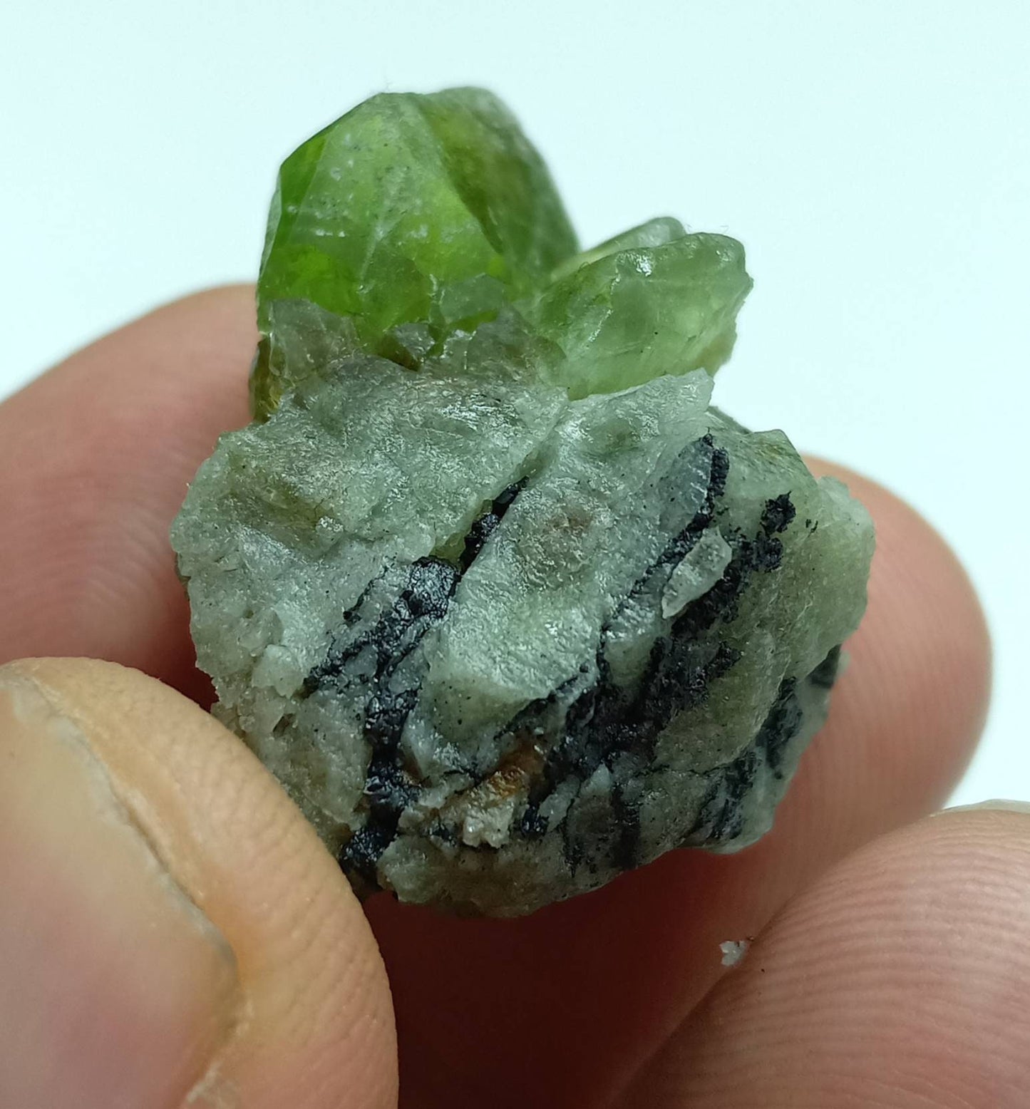 Peridot crystals specimen with magnetite 18.5g