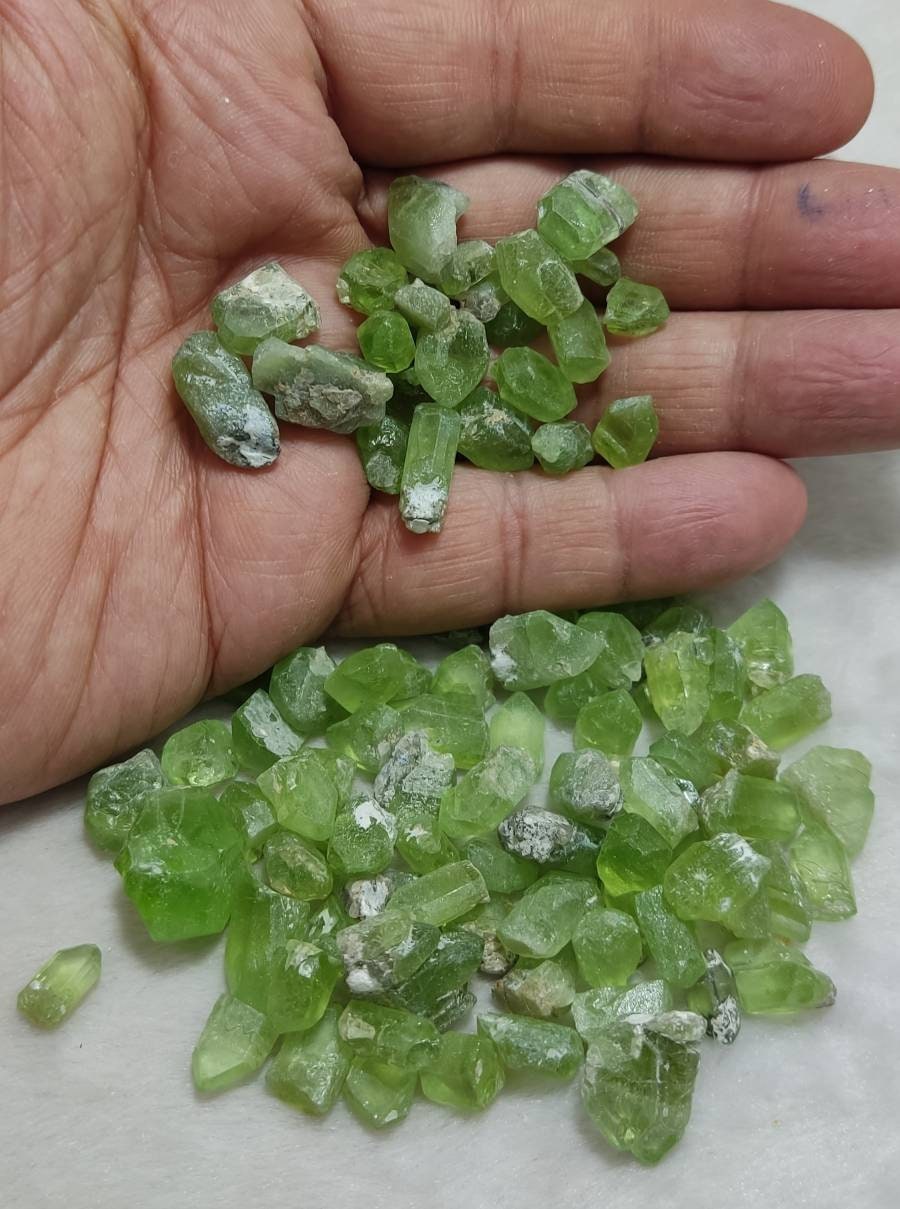 Peridot crystals with good color and clarity 100g