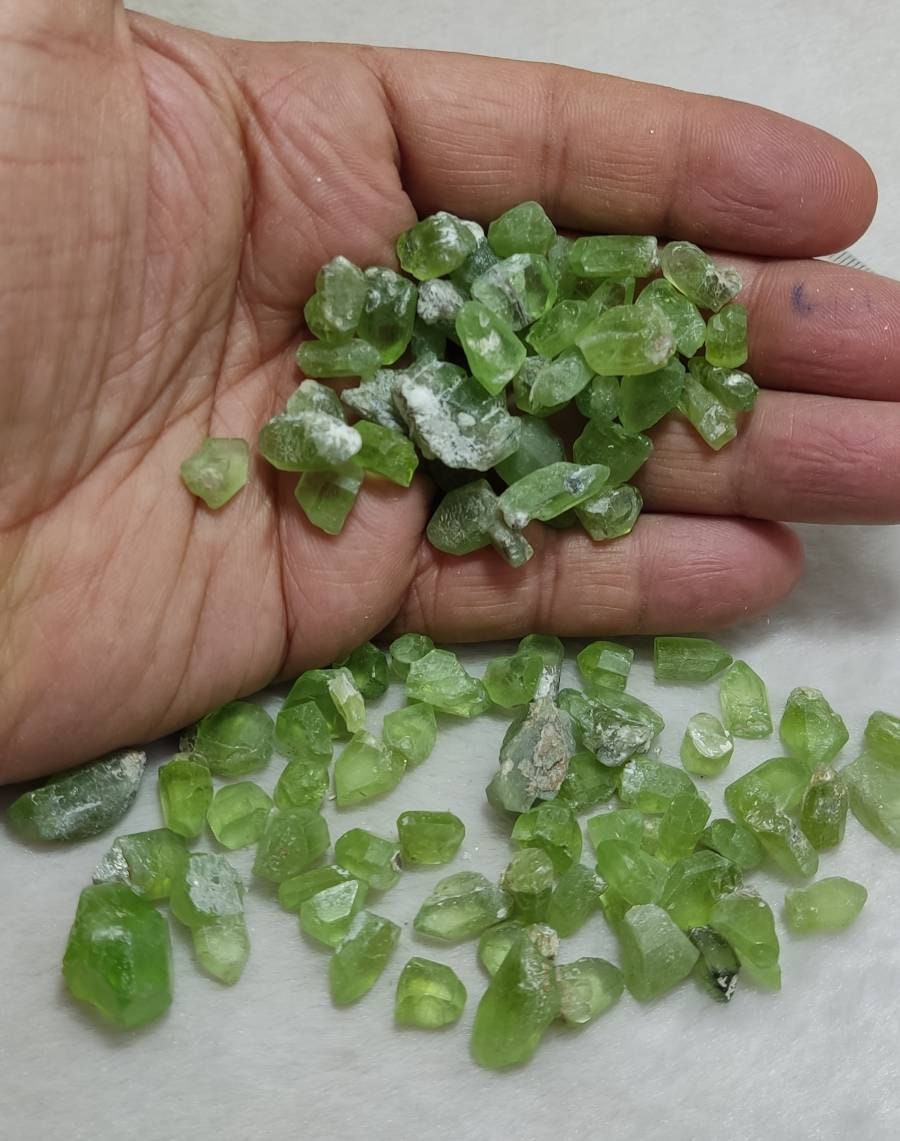 Peridot crystals with good color and clarity 100g