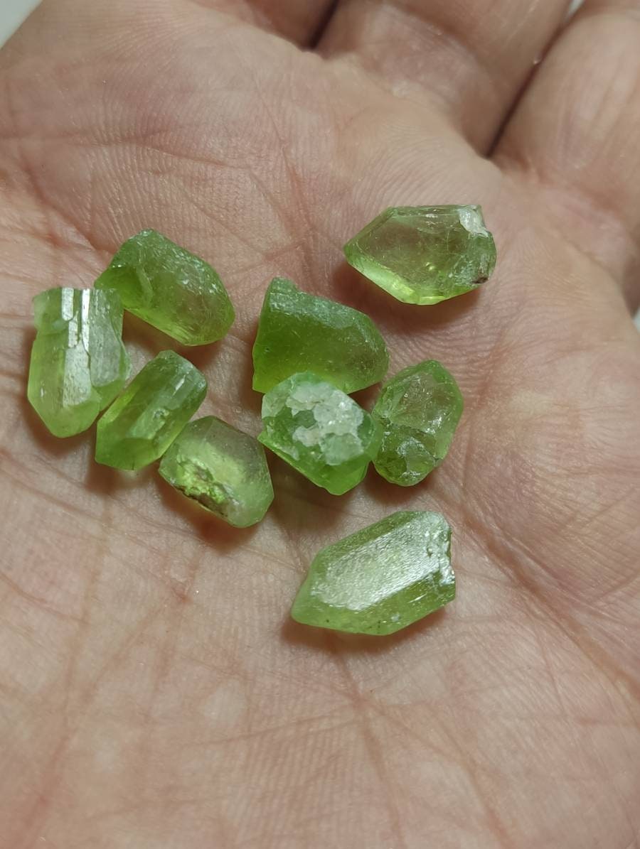 Peridot crystals with good color and clarity 60g