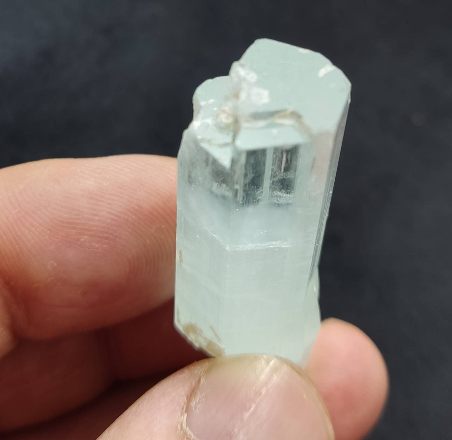 Beautiful Single well terminated Aquamarine crystal floater 16 grams