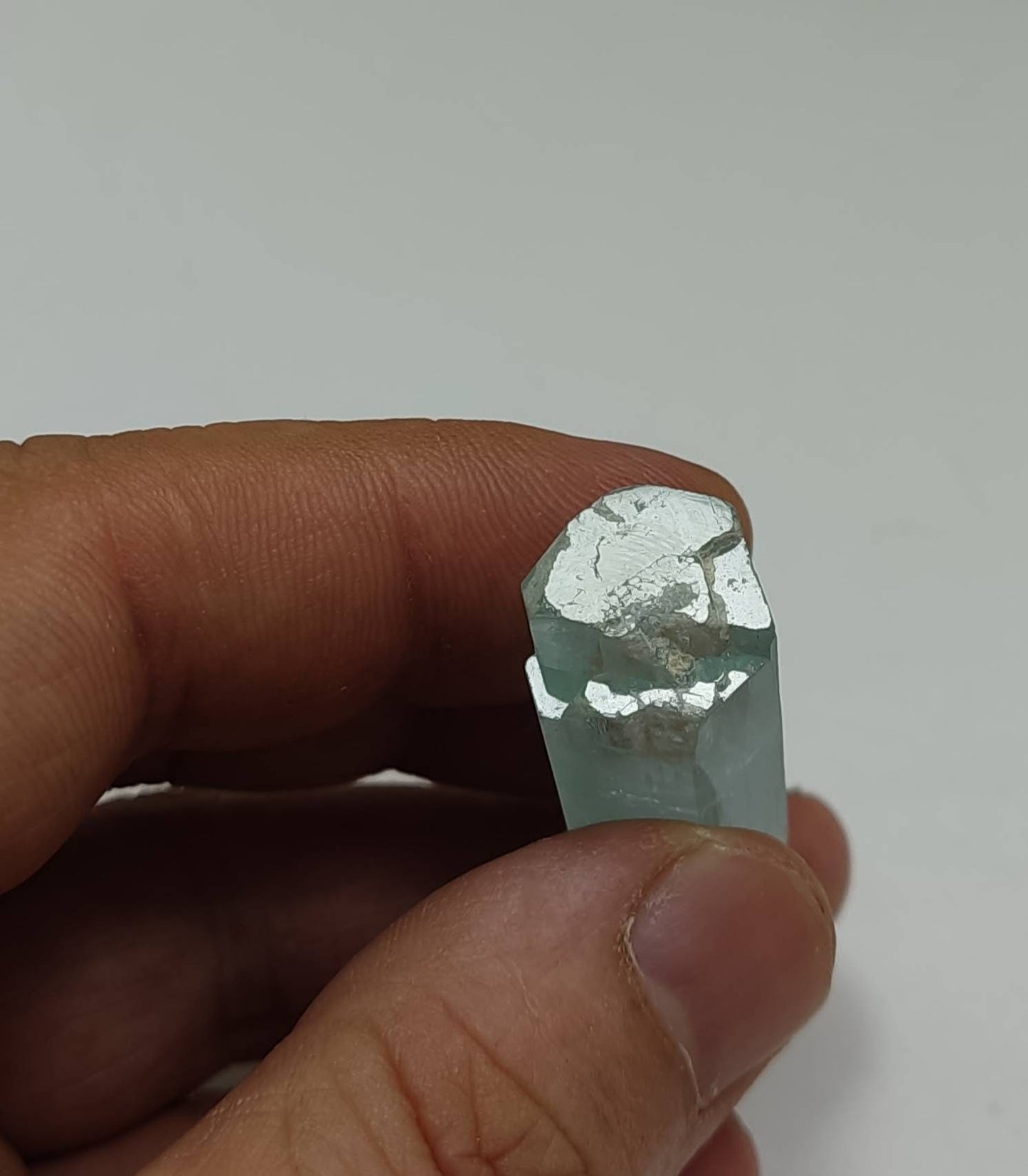 Beautiful Single well terminated Aquamarine crystal floater 16 grams