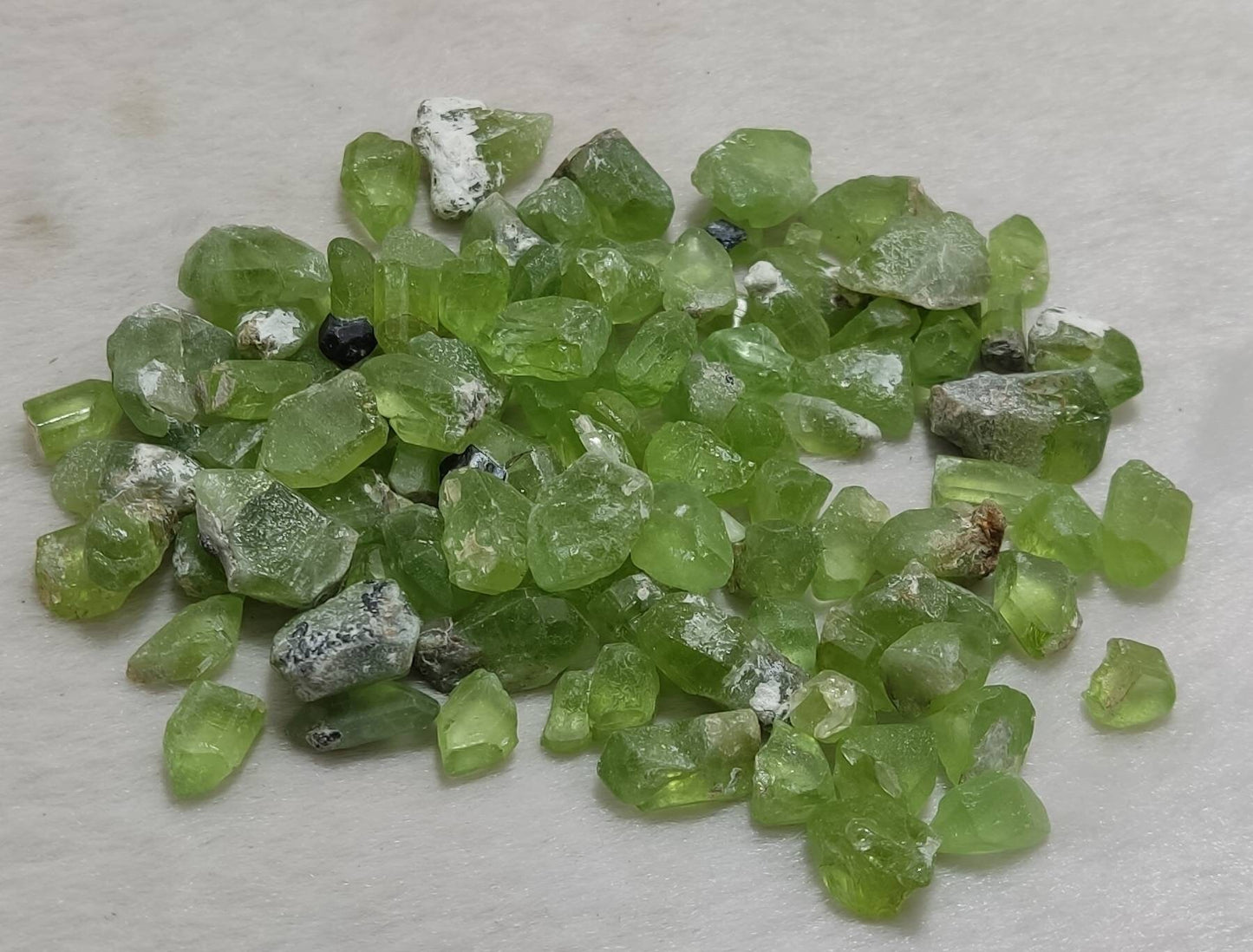 peridot crystals good color and clarity 100g