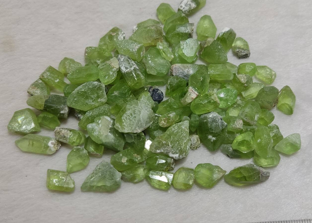 peridot crystals good color and clarity 100g