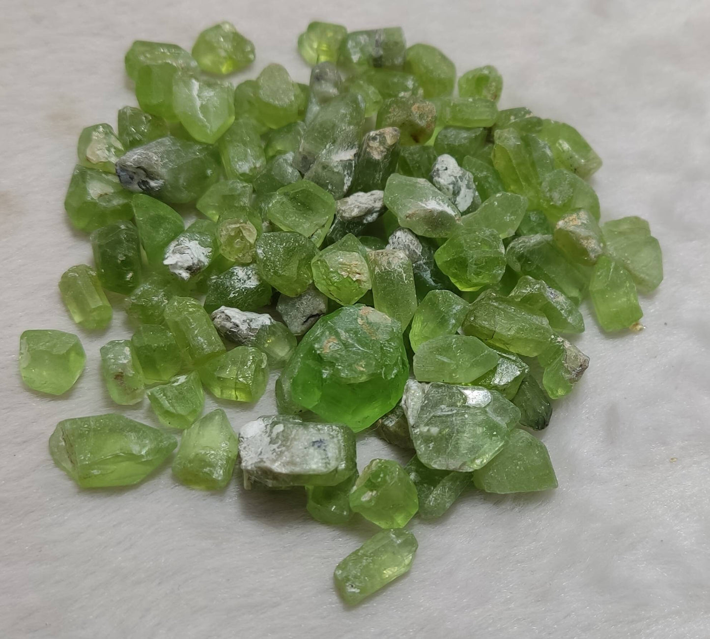 Peridot crystals with good color and clarity 100g