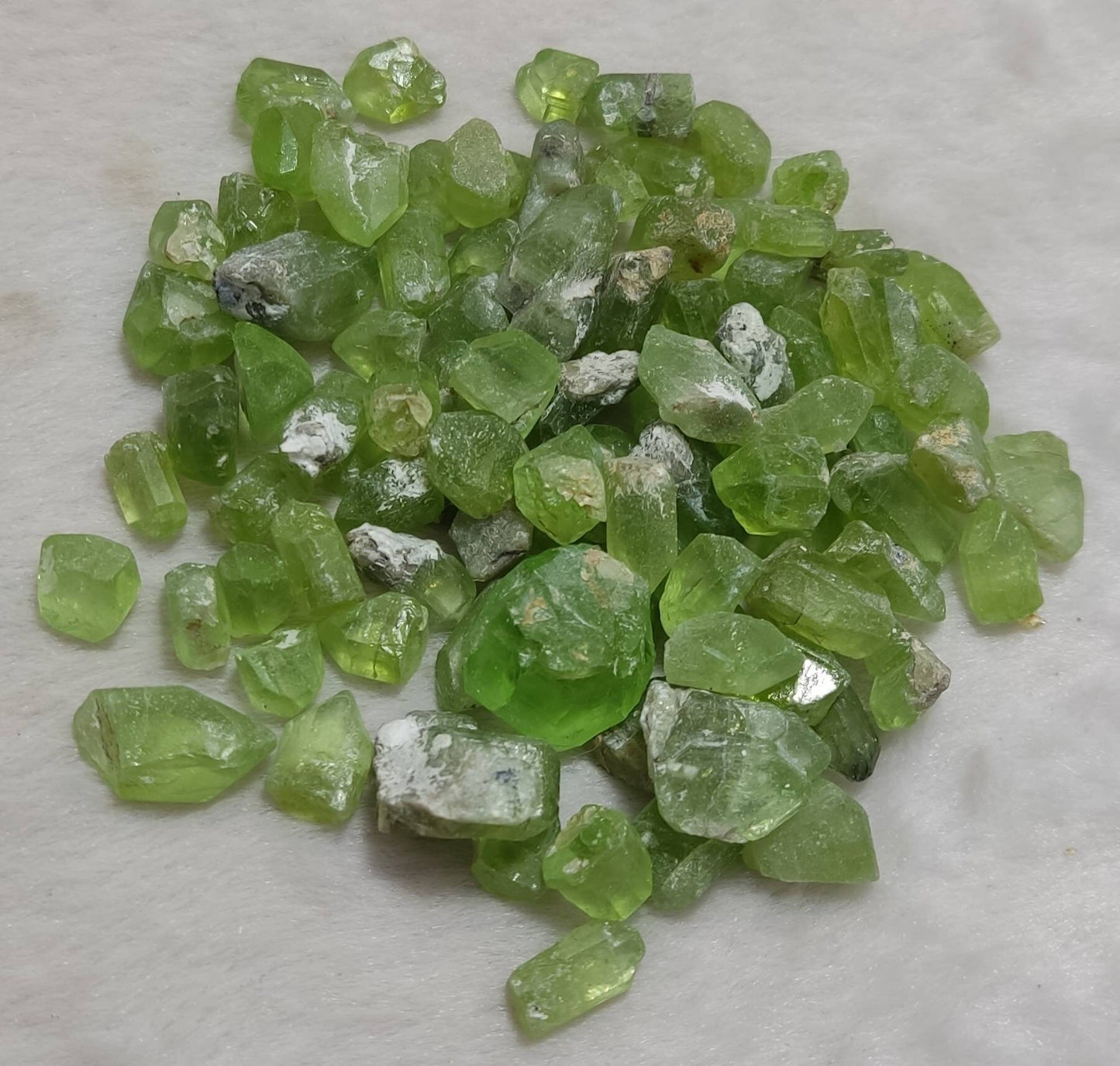 Peridot crystals with good color and clarity 100g