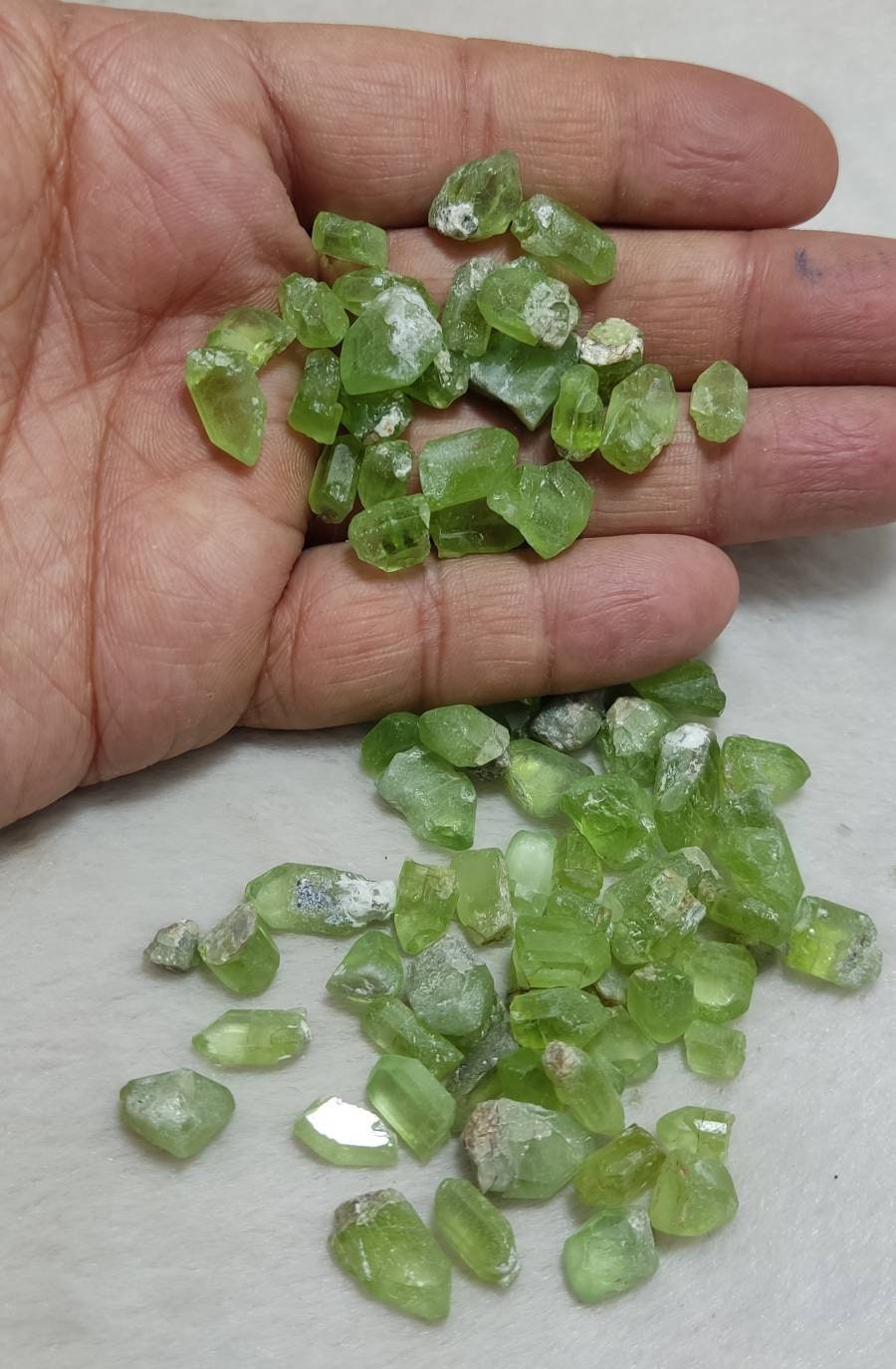 Peridot crystals with good color and clarity 60g