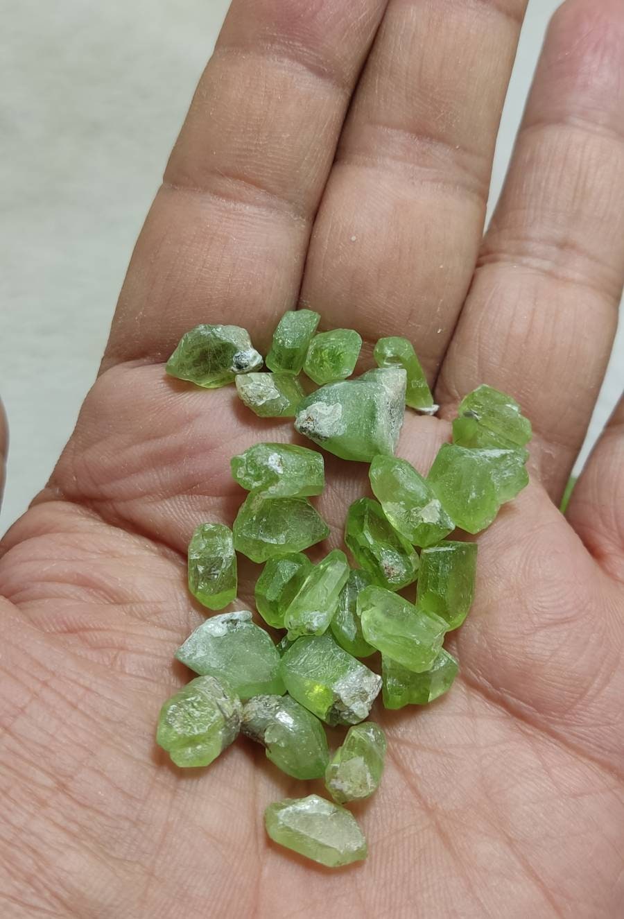 Peridot crystals with good color and clarity 60g