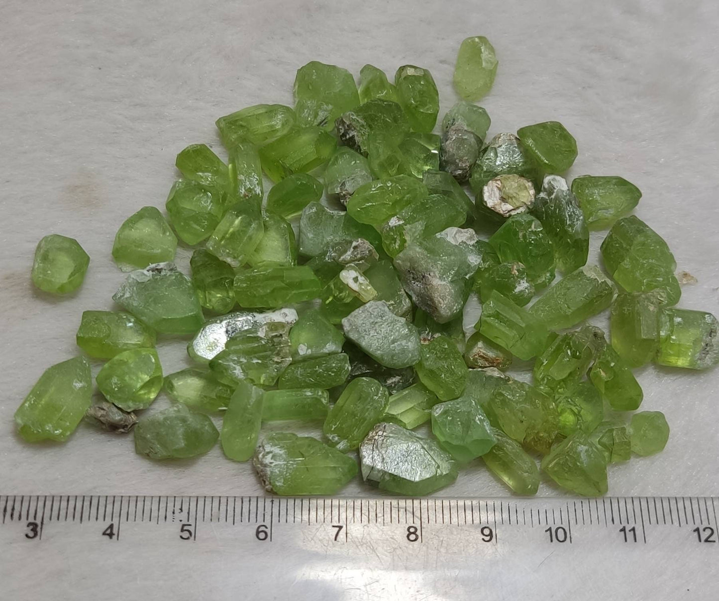 Peridot crystals with good color and clarity 60g