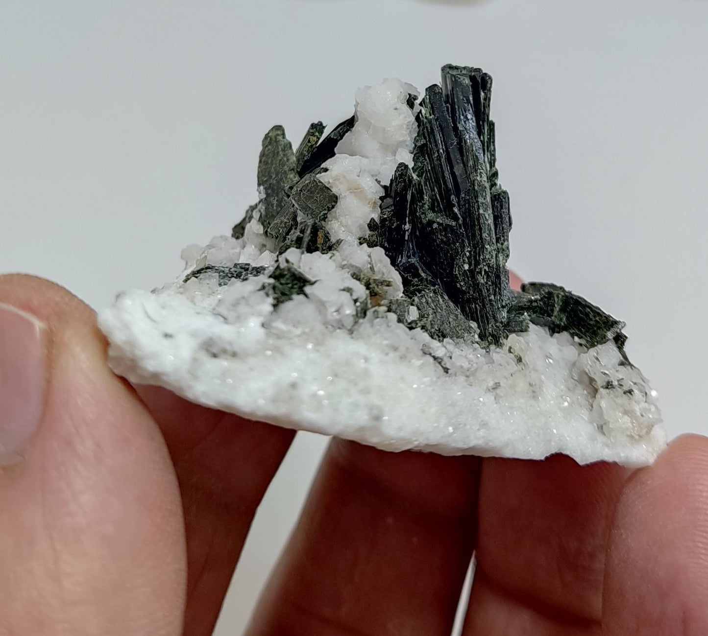 Single beautiful aesthetic aegirine crystals specimen 44 grams