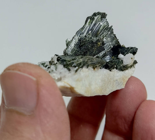 Single beautiful aesthetic aegirine crystals specimen 44 grams
