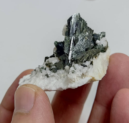Single beautiful aesthetic aegirine crystals specimen 44 grams