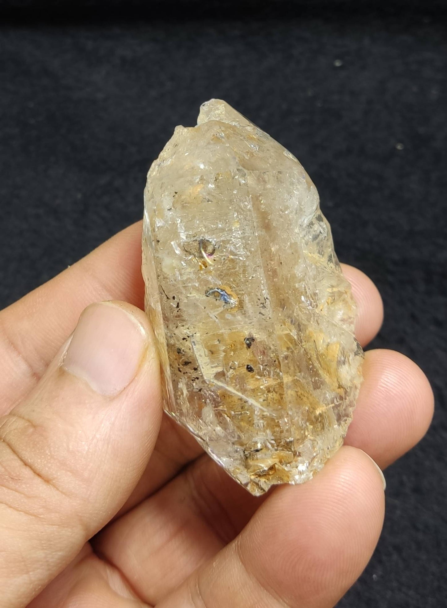 An Aesthetic terminated enhydro Quartz Crystal with moving water bubble 68 grams