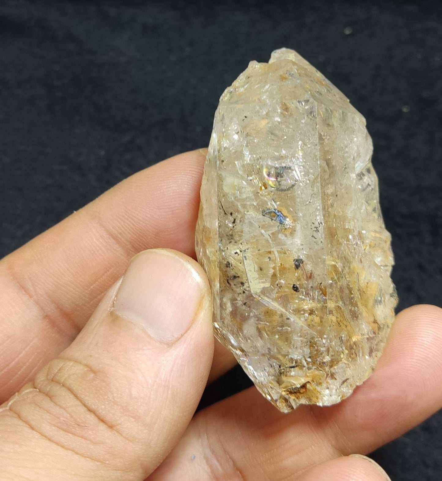 An Aesthetic terminated enhydro Quartz Crystal with moving water bubble 68 grams