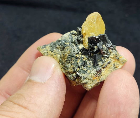 Titanite sphene with actinolite or aegirine on matrix 21g