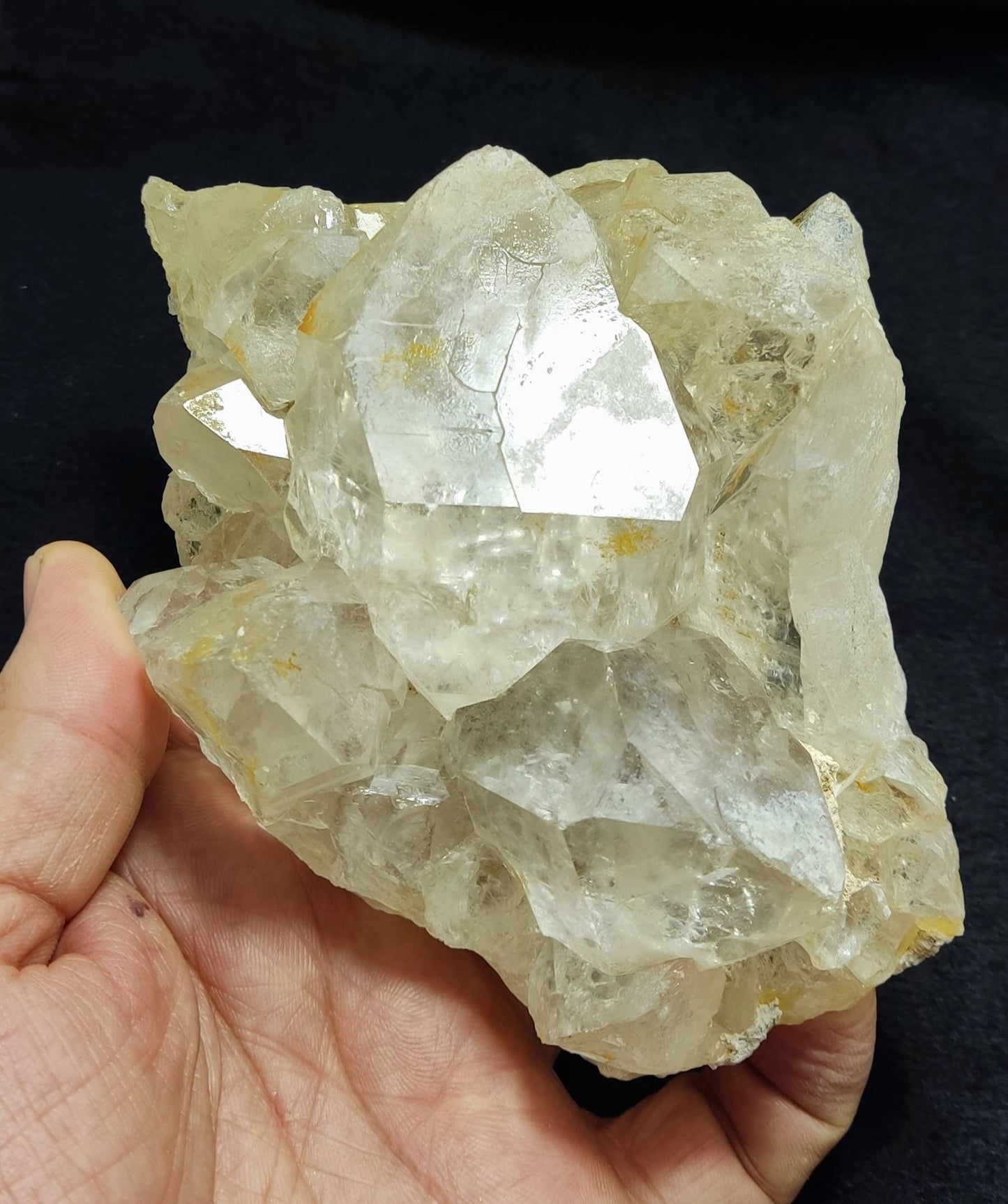 Quartz crystals having gwindle like formations 694 grams