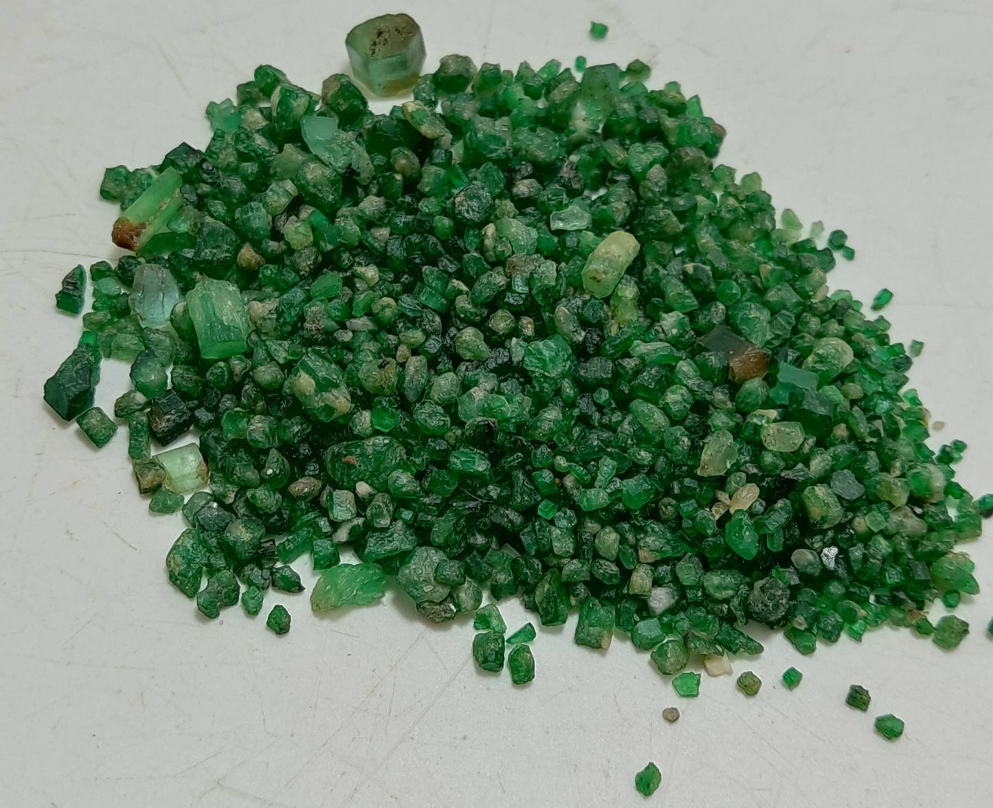 An amazing lot of natural small size rough emerald 142 carats