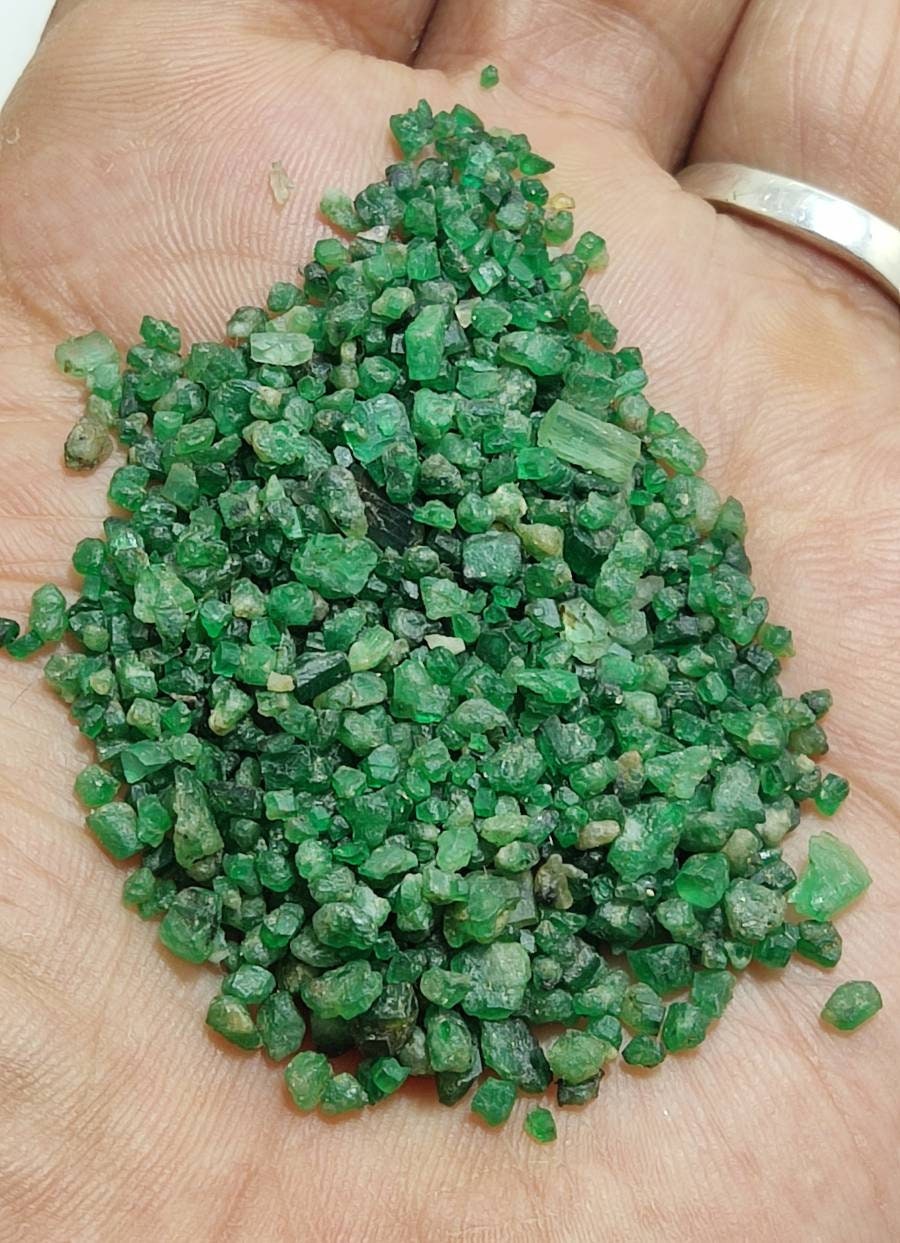 An amazing lot of natural small size rough emerald 142 carats