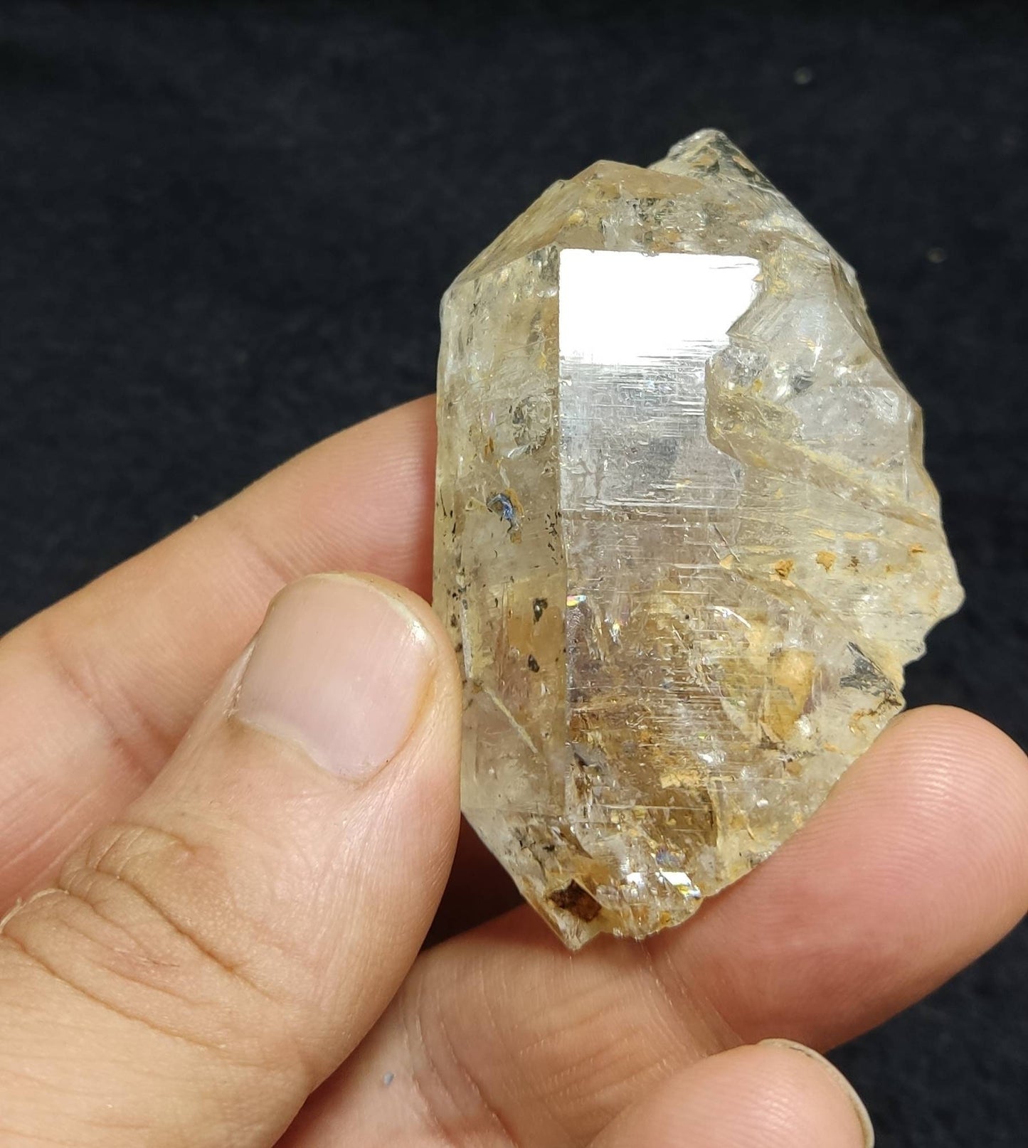 An Aesthetic terminated enhydro Quartz Crystal with moving water bubble 68 grams