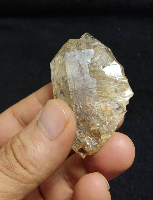 An Aesthetic terminated enhydro Quartz Crystal with moving water bubble 68 grams