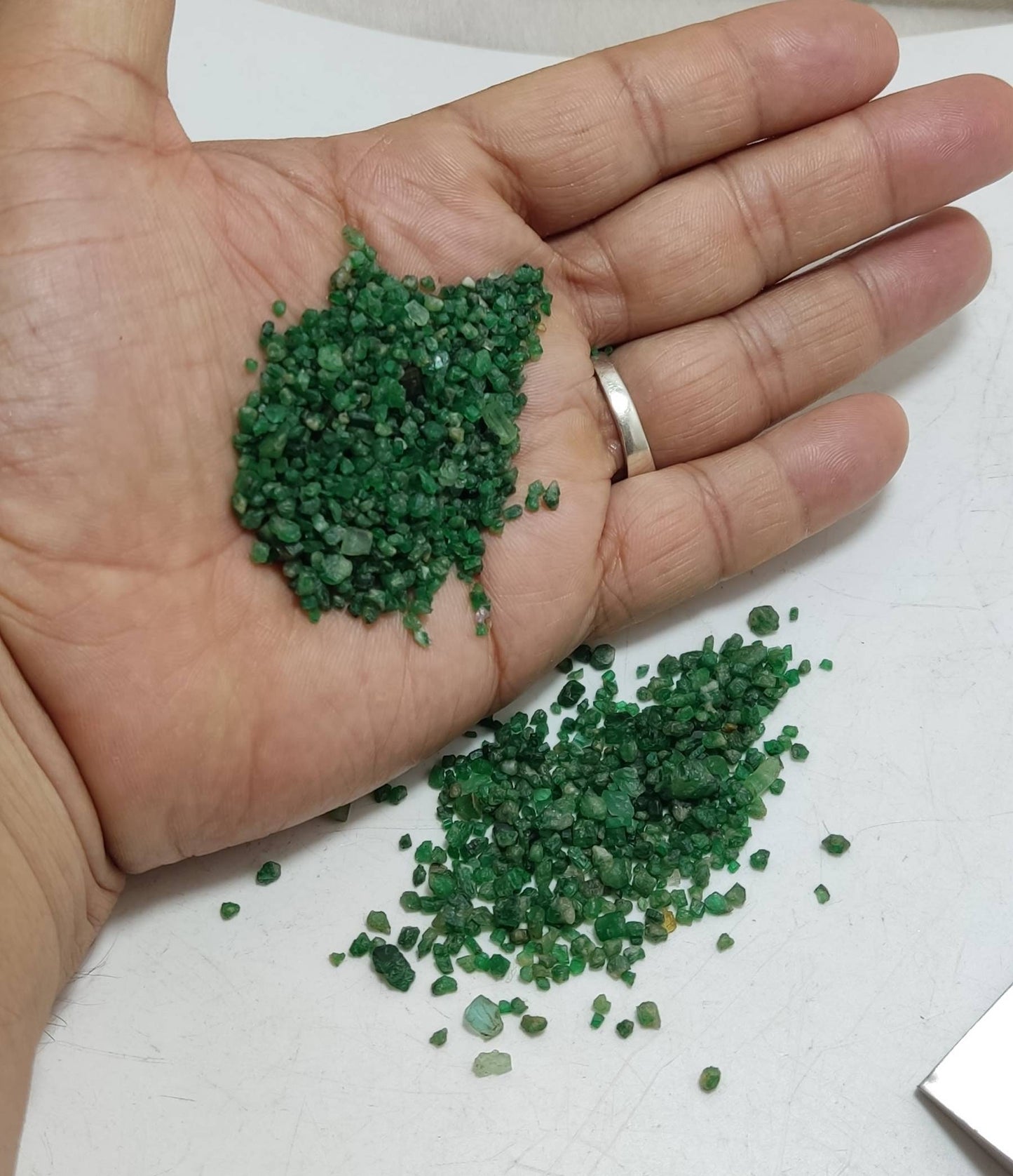 An amazing lot of natural small size rough emerald 142 carats