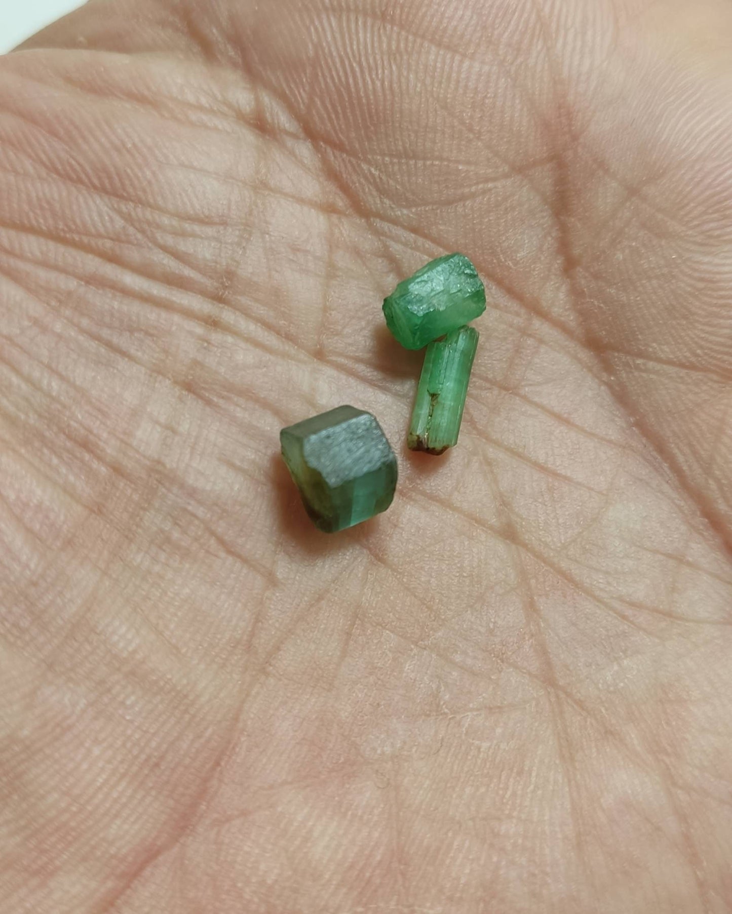 An amazing lot of natural small size rough emerald 142 carats