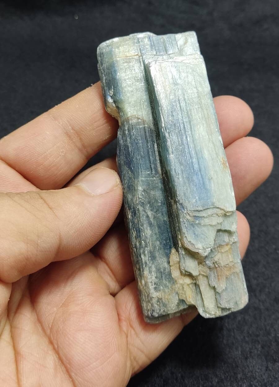 blue kyanite crystal 137 grams