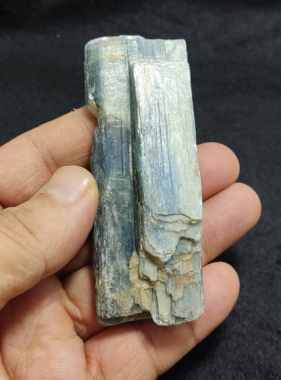 blue kyanite crystal 137 grams