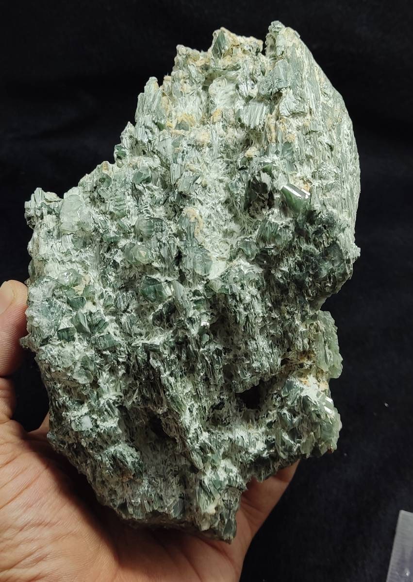 Periclene Albite with byss-olite inclusions 1300 grams