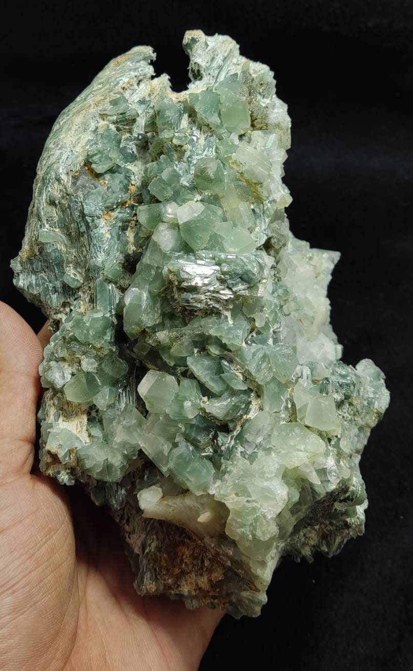 Periclene Albite with byss-olite inclusions 1300 grams