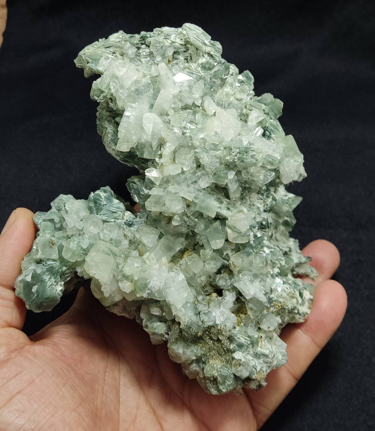 Periclene Albite with byss-olite inclusions 1050 grams