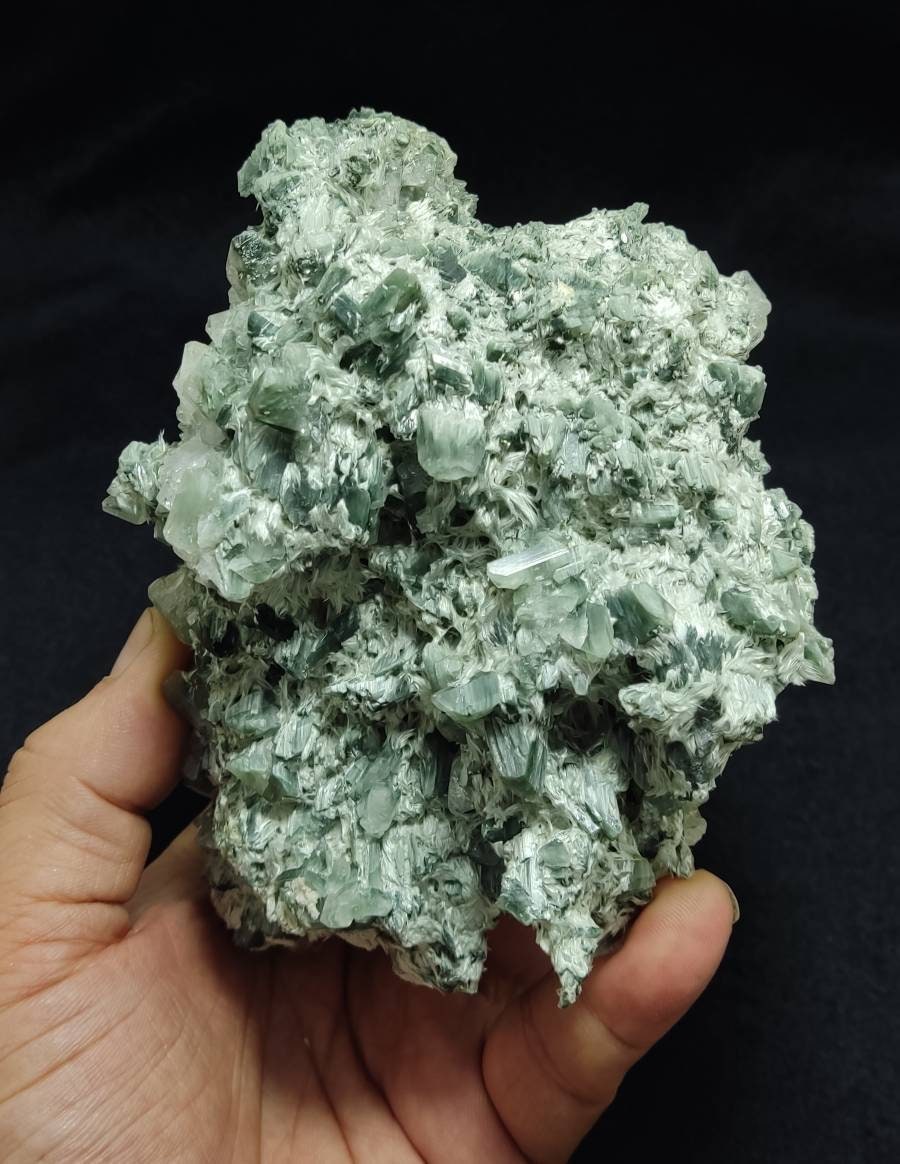 Periclene Albite with byss-olite inclusions 1050 grams