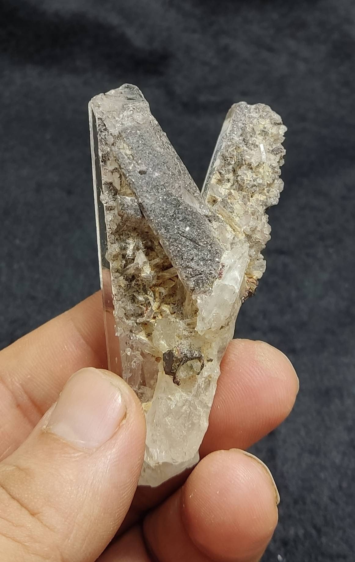 An amazing lodolite quartz twin crystals specimen 56 grams